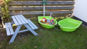 Kinder-Sandkiste mit Kindertisch