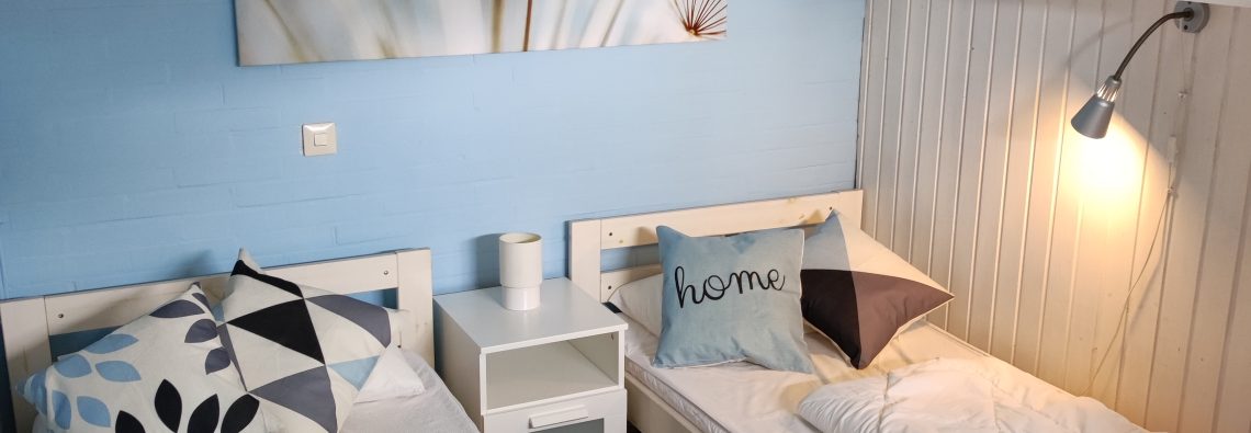 Schlafzimmer mit zwei Einzelbetten