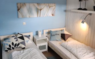 Schlafzimmer mit zwei Einzelbetten